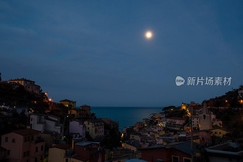黎明前的Riomaggiore村- Cinque Terre (5 Terre)，意大利里维埃拉的五个村庄，利古里亚，意大利